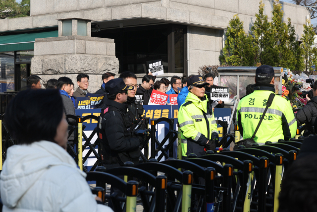 31일 서울 종로구 헌법재판소 앞에서 더불어민주당 의원들이 윤석열 대통령 탄핵 촉구 기자회견을 하고 있다. 연합뉴스