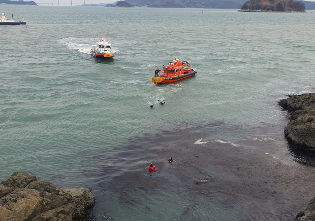 31일 창원해양경찰서 소속 경찰관들이 30일 오후 진해구 소쿠리섬과 웅도 인근에서 실종된 A(40대)를 수색하고 있다. 창원해양경찰서 제공