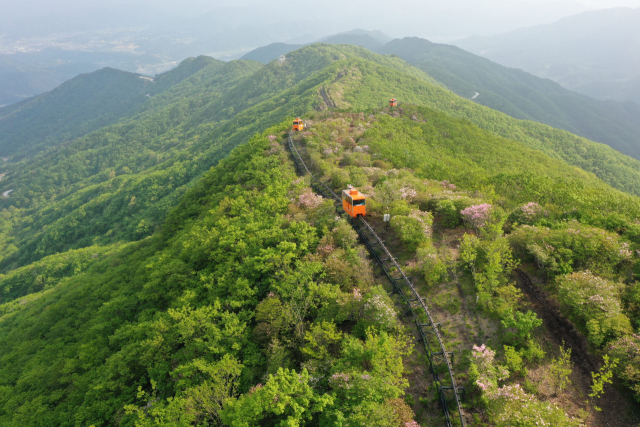 지난 겨울 휴장에 들어갔던 함양 대봉모노레일이 4월 2일 재개장한다. 함양군 제공