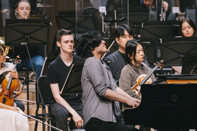 3월 28일 오전 11시 통영국제음악당 콘서트홀에서 열린 '스쿨 콘서트'에서 임윤찬이 연주하고 있다. ⓒSungchan Kim 통영국제음악재단 제공