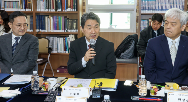 이주호 사회부총리 겸 교육부 장관이 지난달 31일 부산 금정구 부산대 박물관에서 열린 고등교육 글로벌 협력·지원 강화방안을 논의하는 제73차 함께 차담회에 참석해 인사말을 하고 있다. 김종진 기자 kjj1761@