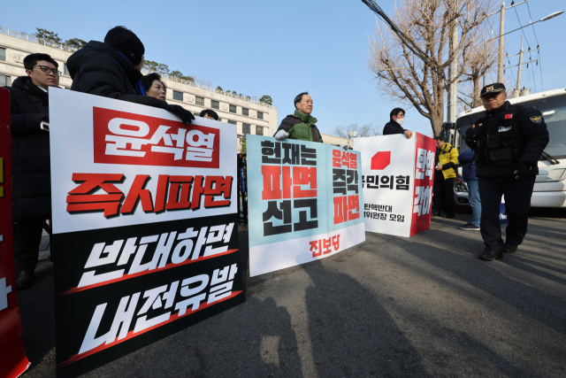 윤석열 대통령에 대한 탄핵 심판 선고를 앞둔 31일 서울 종로구 헌법재판소 앞에서 여야 의원들이 찬반 1인 시위를 하고 있다. 연합뉴스