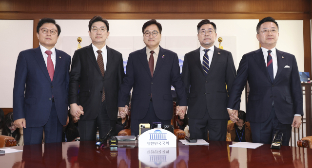 우원식 국회의장(가운데)과 국민의힘 권성동 원내대표, 더불어민주당 박찬대 원내대표가 31일 서울 여의도 국회에서 열린 의장 주재 여야 원내대표 회동에서 기념 촬영하고 있다. 왼쪽부터 국민의힘 박형수 원내수석부대표, 권 원내대표, 우 의장, 더불어민주당 박 원내대표, 박성준 원내수석부대표. 연합뉴스