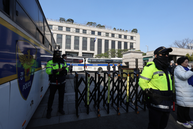 윤석열 대통령에 대한 탄핵 심판 선고를 앞둔 31일 서울 종로구 헌법재판소 앞에서 경찰이 경계근무를 서고 있다. 연합뉴스