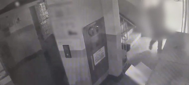 지난 26일 오전 6시께 40대 남성이 부산 해운대구 한 아파트에서 60대 아버지를 흉기로 여러 차례 찔러 숨지게 한 후 현장을 벗어나고 있다. 부산경찰청 제공