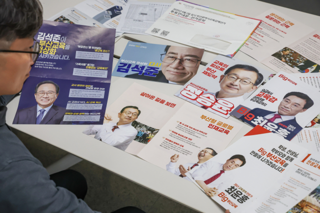 4·2 부산교육감 재선거가 이틀 앞으로 다가온 31일 부산 강서구 한 가정에서 유권자가 선거 공보물을 살펴보고 있다. 김종진 기자 kjj1761@