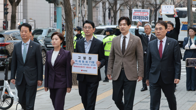 국민의힘 주진우 법률자문위원장(왼쪽 세번째)과 의원들이 31일 서울 종로구 서울경찰청에서 더불어민주당 이재명 대표와 민주당 초선의원 전원, 방송인 김어준 씨 등 72명을 내란음모 혐의로 고발하기 위해 고발장을 들고 민원실로 향하고 있다. 뒤편은 주 위원장 등을 무고죄로 고발하기 위해 대기 중인 조국혁신당 의원들. 연합뉴스