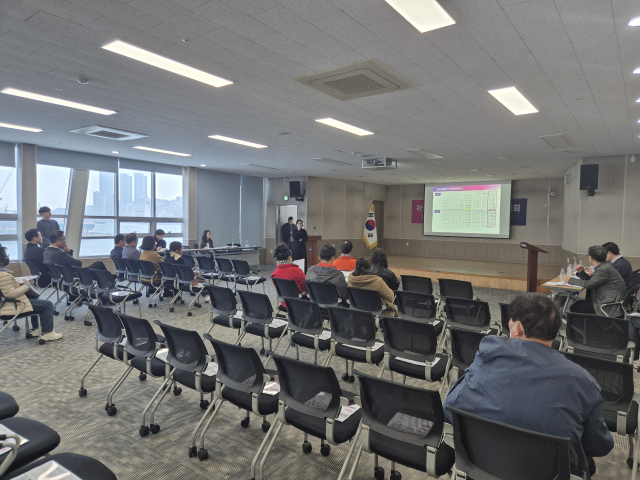 31일 오후 4시 부산 중구 부산시수협 자갈치위판장 대회의실에서 자갈치아지매시장 입점 추첨 설명회가 열렸다. 이날 설명회에는 상인회의 불참으로 입점 대상 216명 가운데 10여 명만 참석했다.김동우 기자 friend@