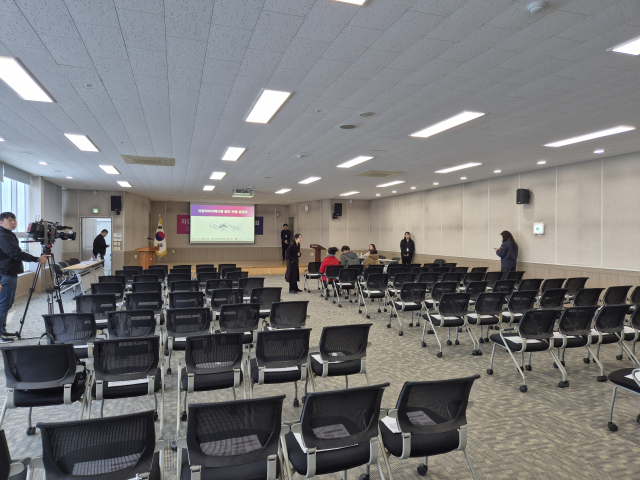 올해 3월 31일 부산 중구 부산시수협 자갈치위판장 대회의실에서 자갈치아지매시장 입점 추첨 설명회가 열렸다. 이날 설명회에는 상인회의 불참으로 입점 대상 216명 가운데 10여 명만 참석했다. 김동우 기자 friend@