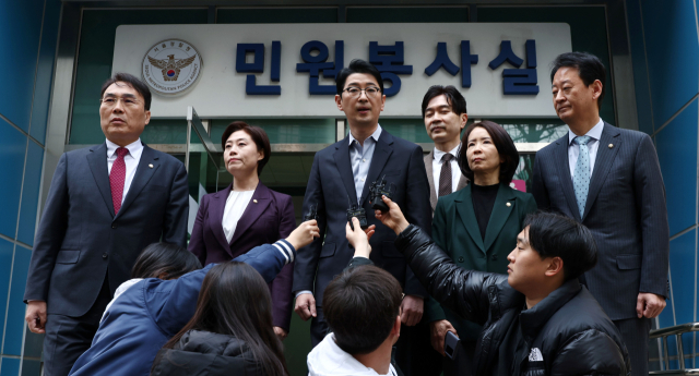 국민의힘 주진우 법률자문위원장(왼쪽 세번째)이 31일 서울 종로구 서울경찰청에서 더불어민주당 이재명 대표와 민주당 초선의원 전원, 방송인 김어준 씨 등 72명을 내란음모 혐의로 고발한 뒤 나와 입장을 발표하고 있다. 연합뉴스