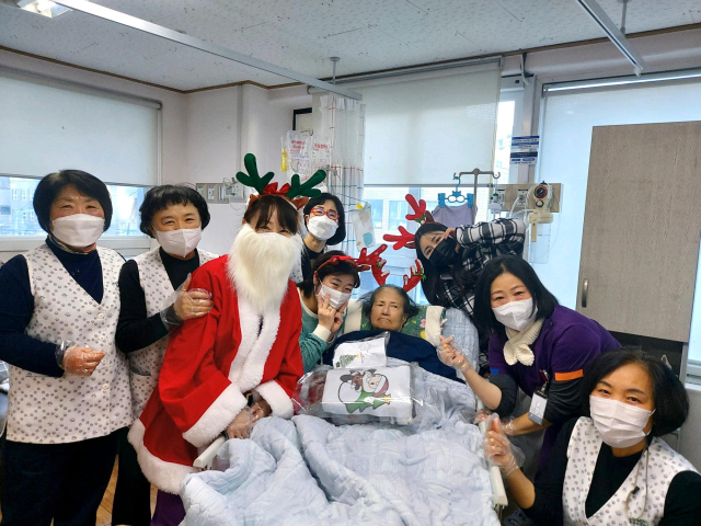 날마다 비슷한 요양병원 생활이 되지 않도록 기회가 될 때마다 이벤트를 마련한다. 크리스마스 축제와 어버이날에 염순원 이사장이 환자에게 카네이션을 달아주는 모습. 인창요양병원 제공
