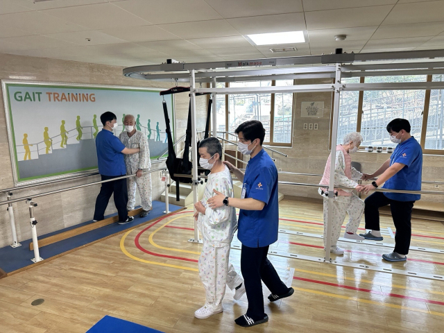 좋은부산요양병원이 지난해 발표된 2022년 요양병원 적정성 평가에서 1등급을 획득하면서 다시금 주목받고 있다. 재활운동치료 프로그램과 의료진 진료 모습. 좋은부산요양병원 제공
