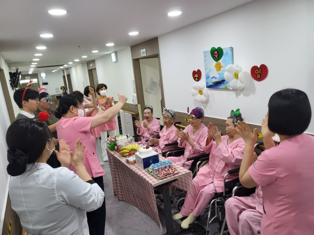 환자들이 침대에서 벗어나서 활동할 수 있도록 다양한 ‘탈침상’ 프로그램을 운영하고 있다. 사진은 생일 잔치 장면. 부산은빛요양병원 제공