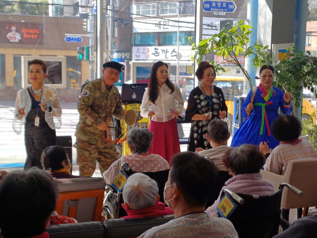 입원 환자들의 인기 프로그램 중의 하나인 행복나눔 음악회. 연산관자재요양병원 제공