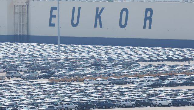 도널드 트럼프 미국 대통령이 내달 2일 발표하는 상호관세와 내달 3일부터 부과되는 수입산 자동차 25% 관세를 앞둔 31일 경기도 평택항에 수출용 차량이 세워져 있다. 연합뉴스