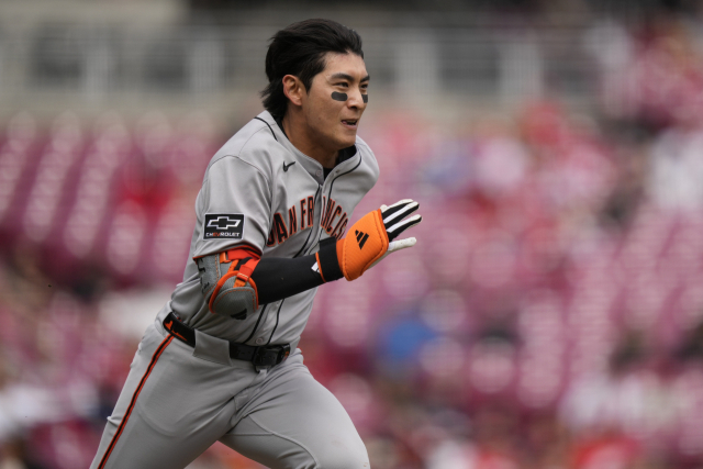 31일(한국 시간) 샌프란시스코 자이언츠의 이정후가 신시내티에서 열린 신시내티 레즈와의 경기에서 8회초 안타를 치고 1루로 달리고 있다. AP연합뉴스