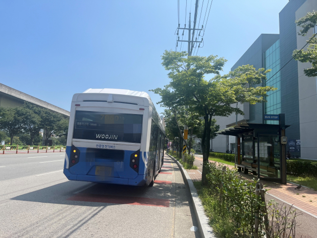 김해시가 2025년 1월 시내버스 준공영제 시행을 목표로 관련 용역을 발주한다고 21일 밝혔다. 이경민 기자