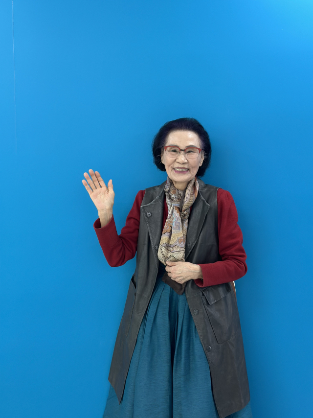 공연 연습을 위해 아르코공연연습센터 금정에서 만난 부산시 무형유산 ‘동래고무’ 예능보유자 김온경 선생이 인터뷰 도중 사진 촬영을 하고 있다. 김은영 기자