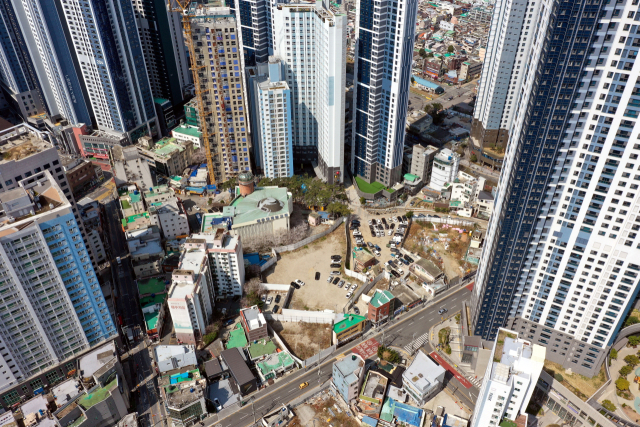 부산 해운대구 중동 1752번지 일대에 최고 70층짜리 초고층 아파트 건립 사업이 건축심의를 통과하며 본궤도에 올랐다. 예상 부지 일대 전경. 정종회 기자 jjh@