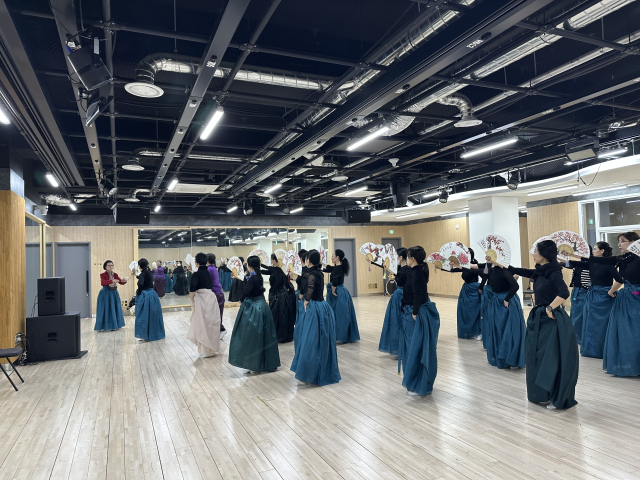 오는 9일 국립부산국악원 연악당에서 공연될 '88고개, 김온경 부산 악가무를 보다'를 앞두고 무용단과 악단이 부산 금정구 아르코공연연습센터 금정에서 전체 연습을 하고 있다. 김은영 기자