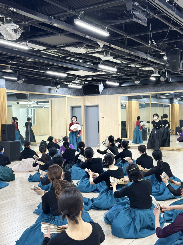 오는 9일 국립부산국악원 연악당에서 공연될 '88고개, 김온경 부산 악가무를 보다'를 앞두고 무용단과 악단이 부산 금정구 아르코공연연습센터 금정에서 전체 연습을 하고 있다. 김은영 기자