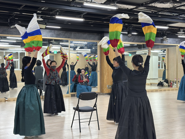 오는 9일 국립부산국악원 연악당에서 공연될 '88고개, 김온경 부산 악가무를 보다'를 앞두고 무용단과 악단이 부산 금정구 아르코공연연습센터 금정에서 전체 연습을 하고 있다. 김은영 기자