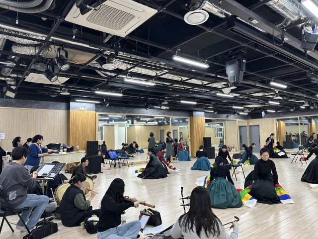 오는 9일 국립부산국악원 연악당에서 공연될 '88고개, 김온경 부산 악가무를 보다'를 앞두고 무용단과 악단이 부산 금정구 아르코공연연습센터 금정에서 전체 연습을 하고 있다. 김은영 기자