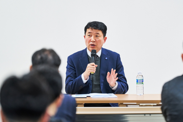 지난달 28일 이윤상 가덕신공항건설공단 이사장이 기자들과 만나 “가덕신공항은 시정거리 200m만 확보돼도 안전하게 이착륙이 가능하도록 하겠다”고 밝혔다. 김덕준 기자