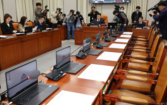 더불어민주당 소속 박찬대 위원장 31일 국회에서 열린 운영위원회 전체회의에서 헌법재판소 재판관 마은혁 임명 촉구 결의안 등을 의결하고 있다. 국민의힘 의원들은 불참했다. 연합뉴스
