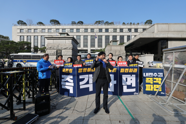 윤석열 대통령에 대한 탄핵 심판 선고를 앞둔 31일 서울 종로구 헌법재판소 앞에서 더불어민주당 이병진 의원이 탄핵 촉구 발언을 하고 있다. 연합뉴스
