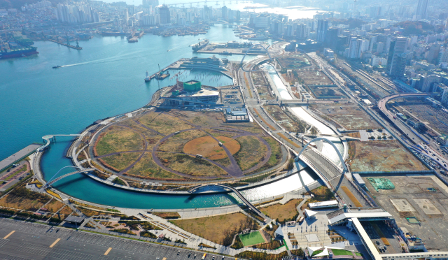 부산항 북항 재개발 1단계 사업 부지의 2024년 12월 모습. 2023년 기반시설 준공 이후 거의 변화가 없이 지지부진한 상태다. 부산일보DB