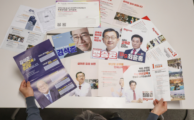 4·2 부산교육감 재선거가 이틀 앞으로 다가온 31일 부산 강서구 한 가정에서 유권자가 선거 공보물을 살펴보고 있다. 김종진 기자 kjj1761@