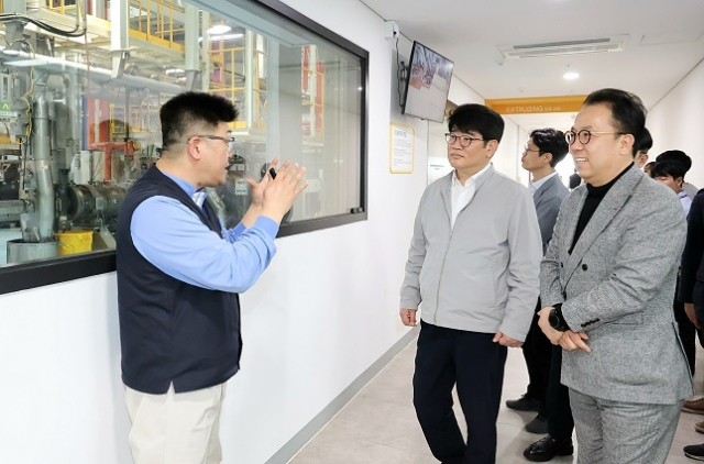 권재한 농촌진흥청장은 3월 31일 충북 음성군에 있는 반려동물 사료(펫푸드) 생산업체 ‘우리와’를 방문해 국내 반려동물 사료산업 육성 방안을 논의하고, 현장의 기술 수요를 파악했다. 농촌진흥청 제공