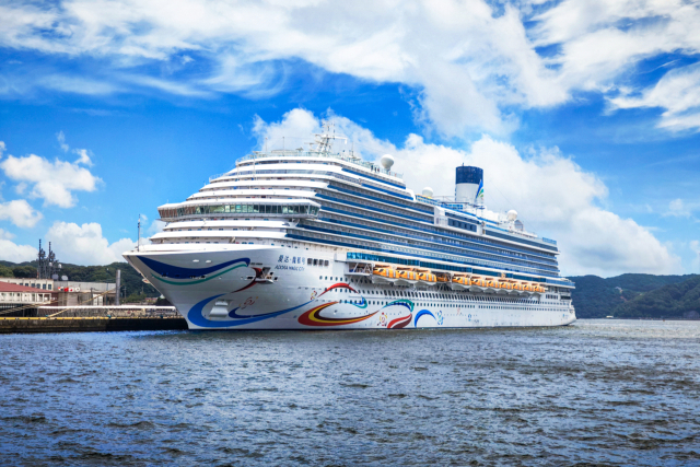 중국 선사인 아도라 크루즈의 아도라 매직시티(13만 5500t급, 승객정원 5246명, 승무원 1400명). 제주 크루즈 준모항 추진계획에 따르면 이 크루즈는 서귀포 강정크루즈항을 출발항으로 하며, 올해 5월 1일부터 12월 27일까지 33항차가 예정도 있다. 상해(모항)→제주(준모항)→일본(기항지)→상해(모항)→제주(준모항) 코스로 운항한다. 해수부 제공