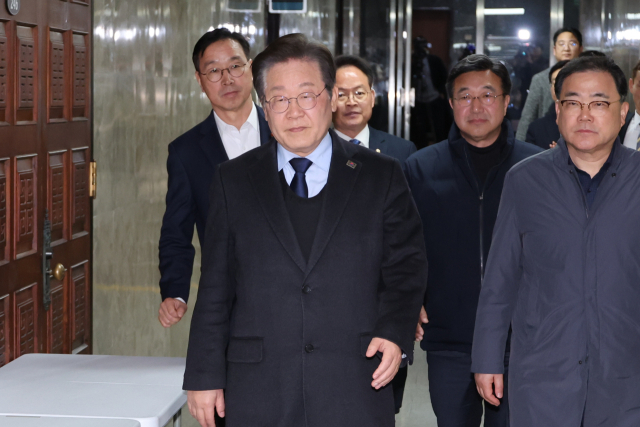 더불어민주당 이재명 대표가 31일 서울 여의도 국회에서 열린 비공개 비상 의원총회에 참석하고 있다. 연합뉴스