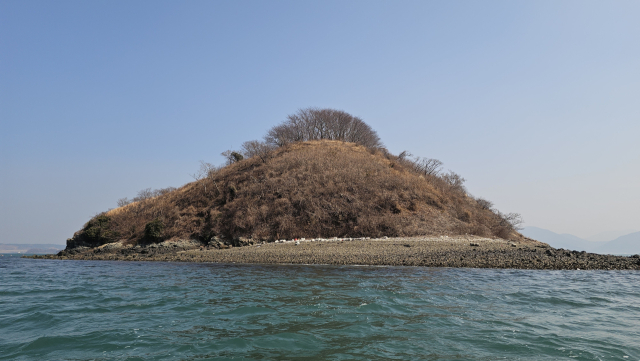 4월 이달의 무인도서로 선정된 전남 여수시 돌산읍에 있는 까막섬. 서쪽에서 본 까막섬 전경. 해수부 제공