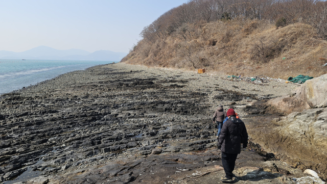 까막섬 남쪽 파식대지 해안. 해수부 제공