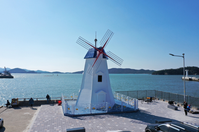 4월 이달의 등대로 선정된 목포북항동방파제등대. 해수부 제공