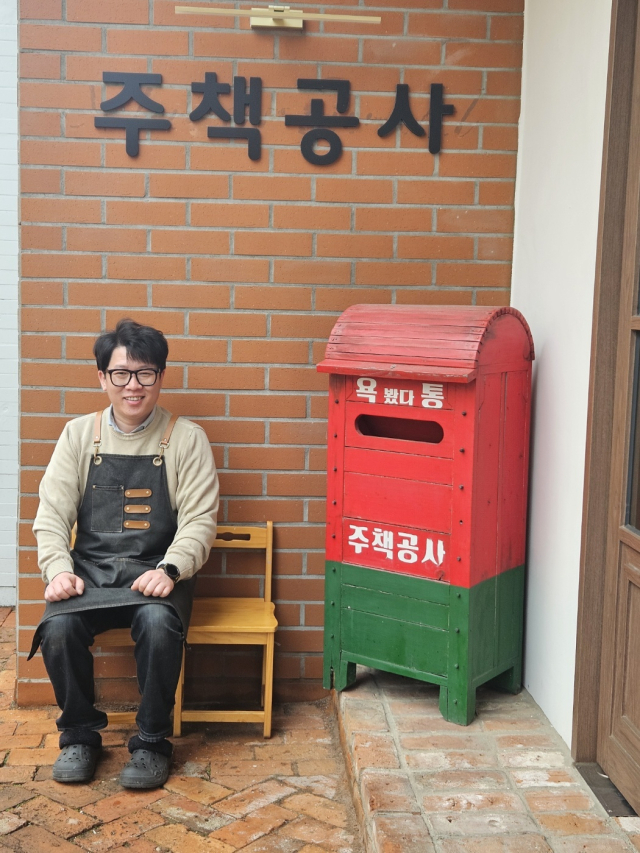 주책공사 서점 문 앞에 이성갑 대표가 앉아있다. 김효정 기자