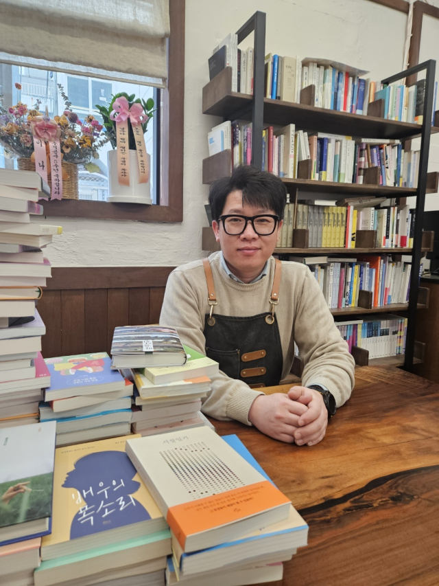 주책공사에서 아침 일찍부터 책을 정리 중인 이성갑 대표 모습. 김효정 기자