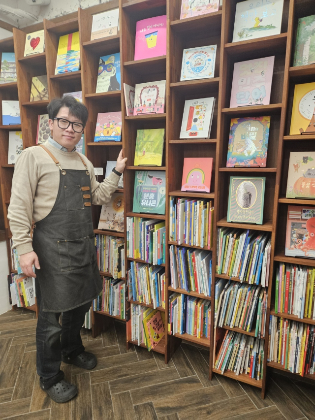 주책공사의 모든 책은 이성갑 대표가 읽은 후 입고한다. 서가에 서 있는 이성갑 대표 모습. 김효정 기자