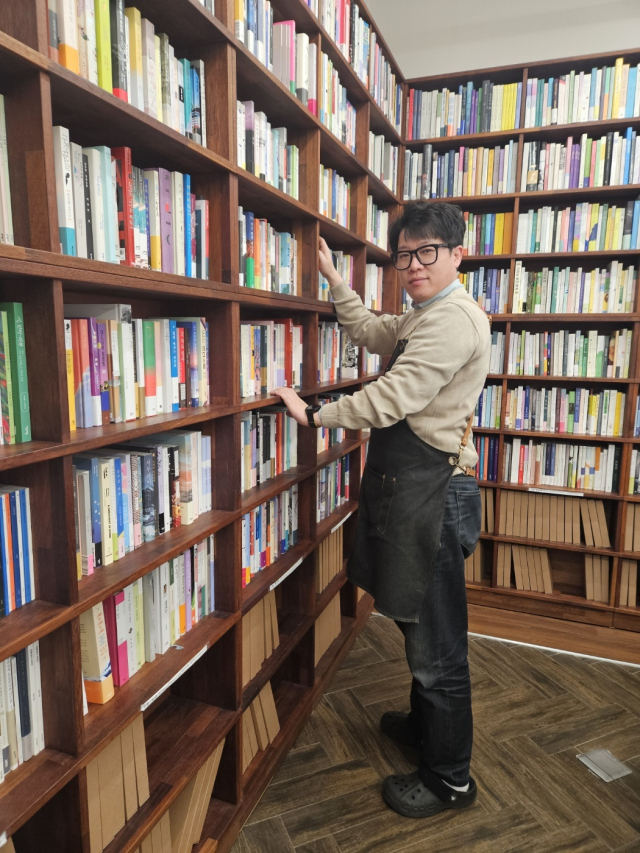 주책공사의 모든 책은 이성갑 대표가 읽은 후 입고한다. 서가에 서 있는 이성갑 대표 모습. 김효정 기자