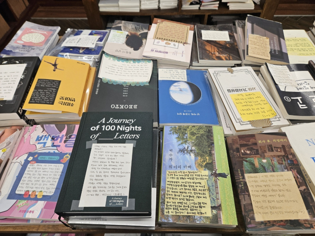 주책공사의 주요 매대에 놓인 독립출판물들. 저자가 직접 손글씨로 쓴 소개글이 표지에 붙어 있다. 김효정 기자