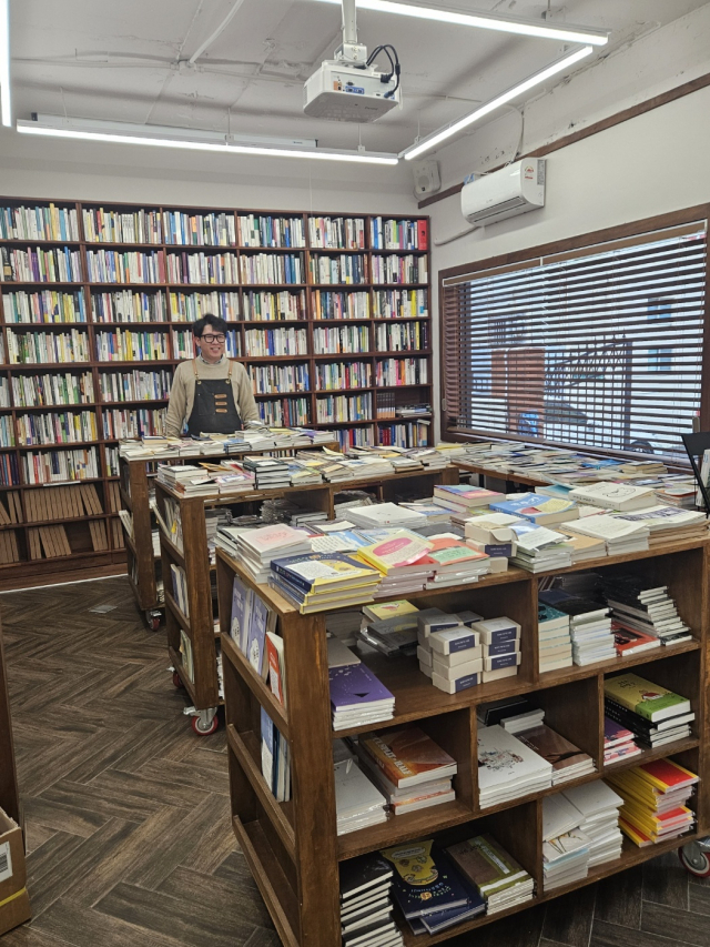 주책공사의 모든 책은 이성갑 대표가 읽은 후 입고한다. 서가에 서 있는 이성갑 대표 모습. 김효정 기자