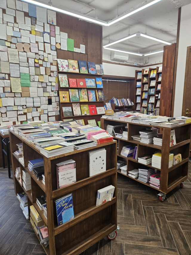 주책공사를 다녀간 고객들이 쓴 방명록 쪽지가 벽의 한 쪽에 붙어 있다. 김효정 기자