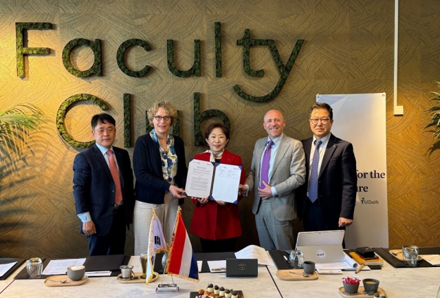 민병주 KIAT 원장을 비롯한 참석자들이 MOU 기념촬영 사진을 찍고 있다. (왼쪽 2번째) 델프트 공과대학교 에나 부트 부총장, (3번째) 민병주 KIAT 원장, (4번째) IDE(Industrial Design Engineering) 캐스퍼 코러스 학장. KIAT 제공