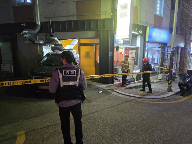 31일 오후 8시 5분께 부산 금정구 구서동에서 후진하던 스포츠유틸리티 차량(SUV)이 상가 건물 식당으로 돌진해 상가 주인이 다쳤다. 부산 금정경찰서 제공