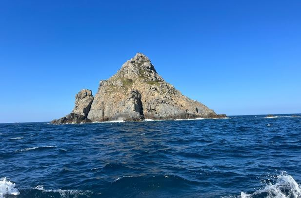 생물다양성이 풍부한 제주시 추자면 관탈도 일대 해역 1000㎢ 이상이 첫 대규모 해양보호구역으로 지정된다. 사진은 대관탈도 전경. 출처: (주)해양생태기술연구소. 해수부 제공