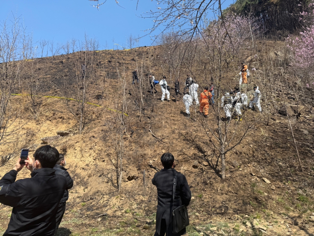 경남경찰청 형사기동대가 1일 오전 국립과학수사연구원과 소방 등 관계 당국과 함께 산청군 산불 발화 현장을 찾아 함동 감식을 벌이고 있다. 경남경찰청 제공
