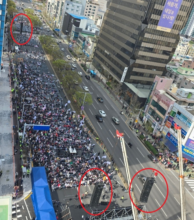 지난달 29일 세이브코리아가 울산 남구 번영사거리에서 개최한 윤석열 대통령 탄핵 반대 집회. 집회 현장에 대형 플라잉 스피커 3대가 배치돼 있다. 독자 제공